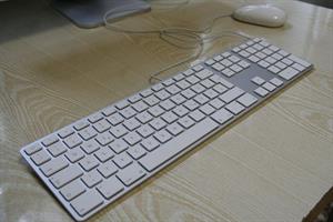 800px-Apple_wired_thin_keyboard-2007-08-11.jpg