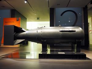 Spare_Little_Boy_atomic_bomb_casing_at_the_Imperial_War_Museum_in_London_in_November_2015.jpg