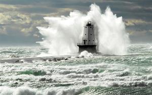 Ludington_Lighthouse_hit_by_a_wave_(8741875060).jpg