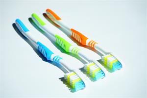 toothbrushes-g0b19f595a_1920.jpg