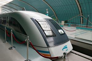 1200px-2014.11.15.141107_Maglev_train_Longyang_Road_Station_Shanghai.jpg