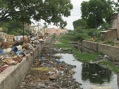 1024px-India_-_Sights_&_Culture_-_garbage-filled_canal_(2832914746).jpg