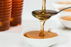 Sweet-Honey-Organic-Teaspoon-Golden-Syrup-Pouring-1006972.jpg