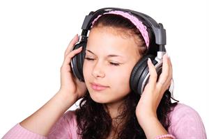 слушать музыку_mūzikas klausīšanās_listening to music.jpg