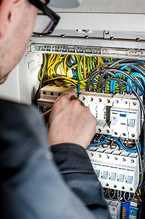 Worker-Building-Electric-Electrician-Electricity-1080573.jpg