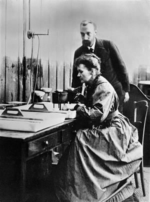 Pierre_and_Marie_Curie_at_work_in_laboratory_Wellcome_L0001761.jpg