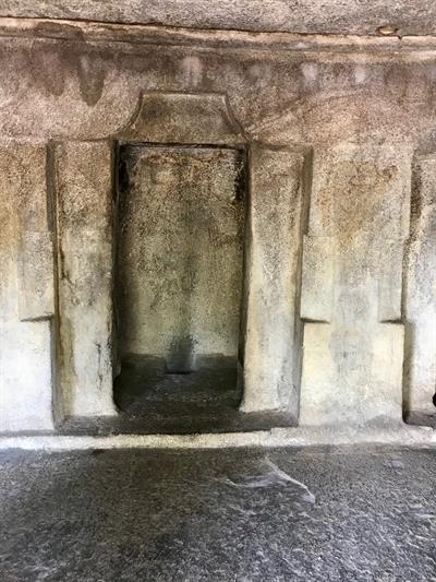 7th_century_Mandagapattu_Trimurti_Hindu_temple,_rock_cut_cave,_middle_sanctum_2.jpg
